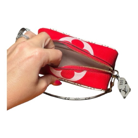 Louis Vuitton Beach Pouch Monogram Giant Red/Pink. - Picture 3 of 6